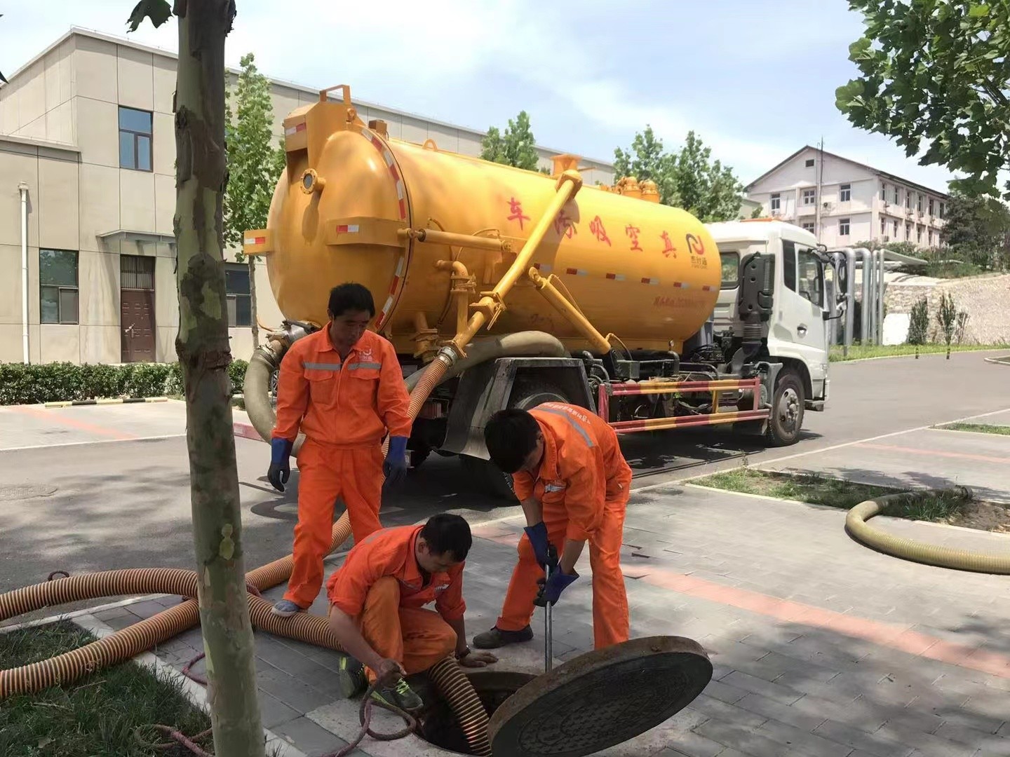 二道化粪池清理与5-8吨吸粪车施工效率分析